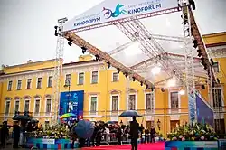 Красная ковровая дорожка на церемонии открытия Санкт-Петербургского Кинофорума