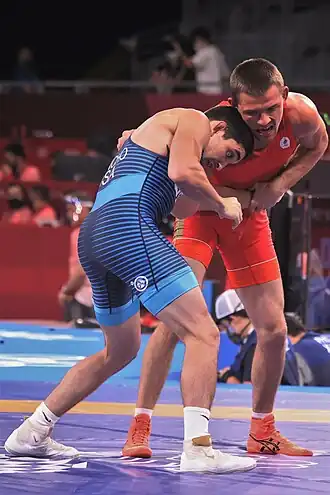 Артём Сурков (в красном) против американца Алехандро Санчо на летней Олимпиаде 2020 года