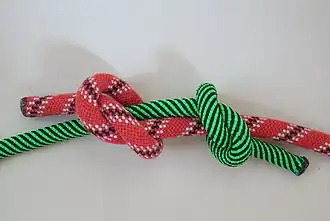 2. Завязать простой узел от себя концом другой лески.