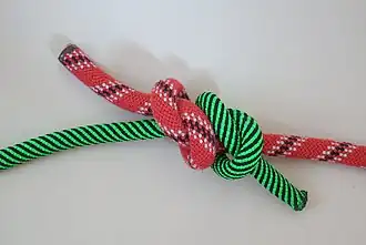 3. Затянуть узел, одновременно потянув за коренные концы обеих лесок.