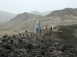 Кладбище. На вершине холма — металлическая церковь