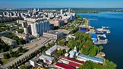 Вид с высоты, улица Кирова в центре снимка