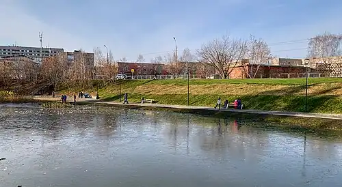 Вид из парка на улицу Оружейника Драгунова