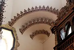 Резные деревянные украшения арок-тромпов в церкви Покрова в Филях, Москва, 1690—1693 годы