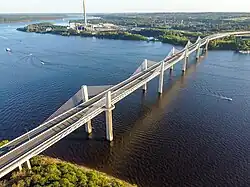 Мост Сент-Крой-Кроссинг[англ.]. Видна угольная ТЭС в городе Ок-Парк-Хайтс (Миннесота)