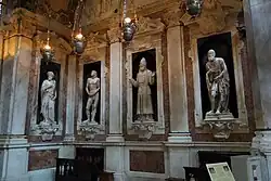 Сакристия Собора Святого Лаврентия в Генуе. Статуя Иоанна Крестителя (слева) работы Андреа Сансовино. 1510-е гг.