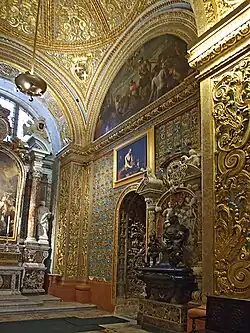 Photographie d’un mur d’une chapelle de la cathédrale Saint Jean à La Valette sur lequel se trouve l'œuvre.