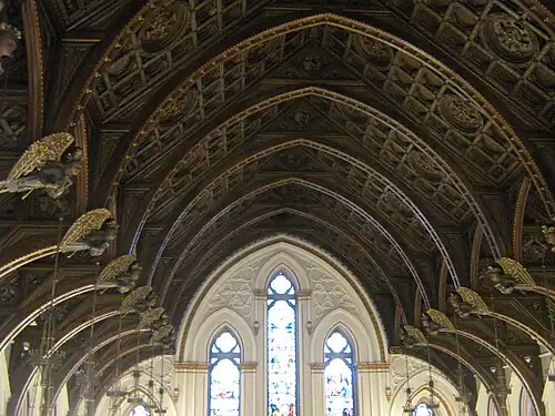 Неоготический дубовый потолок приходской церкви свв. Марии и Екатерины Сиенской в Чарльстоне, Массачусетс.