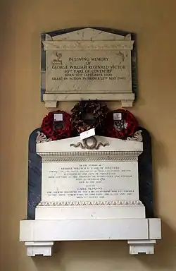 Мемориалы 8-му граф Ковентри (1784–1843) и 10-му графу Ковентри (1900–1940) в церкви в Крум-Корте