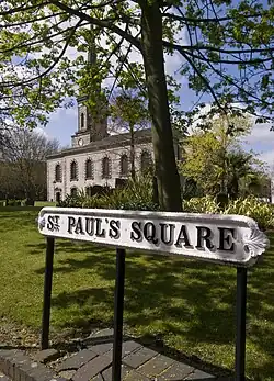 Вид на церковь и указатель