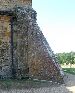 Угловой контрфорс церкви Святого Петра в Висборо-грин, Англия