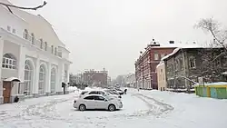 Вид переулка от реки Томь. Слева — здание Томского театра юного зрителя, справа на втором плане — Томский областной художественный музей, в перспективе переулка — доходный дом Голованова на проспекте Ленина