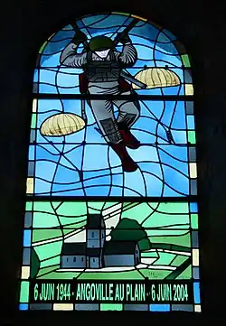 Витраж в церкви в Анговиль-о-Плен, Франция.