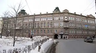 Корпус на углу площади Минина и Пожарского и улицы Ульянова. От угла, под малым шатром, вправо — пристрой 1914 года.