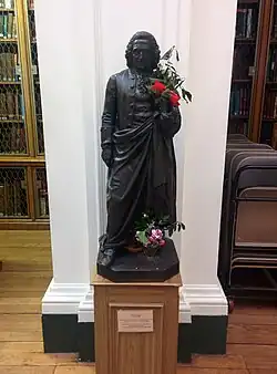 Статуя Карла Линнея в здании Линнеевского общества, Лондон.