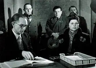 Стелла Гольдшлаг во время допроса в штабе берлинской полиции на Александерплац, 1946 год.