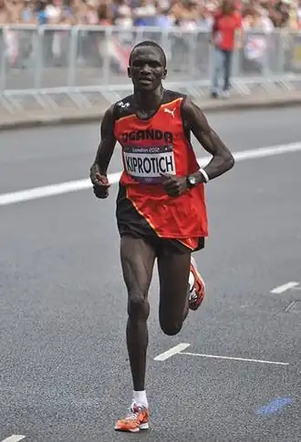 Стивен Кипротич на трассе олимпийского марафона 2012 года