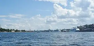 Вид на Сальтшён. На заднем плане видны паромы.