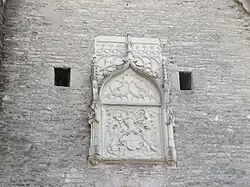 Плита на переднем фасаде парадных ворот