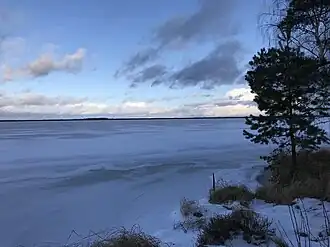 Озеро Страдовня зимой, вид с южного берега