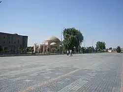 Слева от Чорсу виден край медресе Шердор Регистана