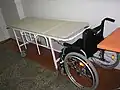 Каталка и инвалидная коляска в приёмном покое больницы