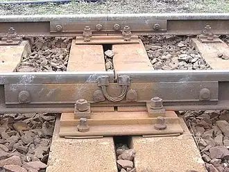 Стык на сближенных шпалах с общим подпятником и приваренный стыковый соединитель