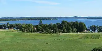 Вид на южную оконечность озера Алаушасвозле местечка Судейкяй[лит.] летом 2015 года.