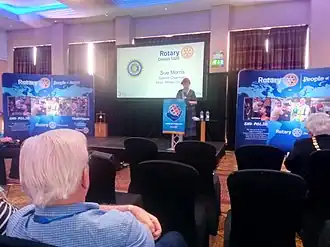 Сью Моррис выступает на встрече в Шотландии, 2021 год