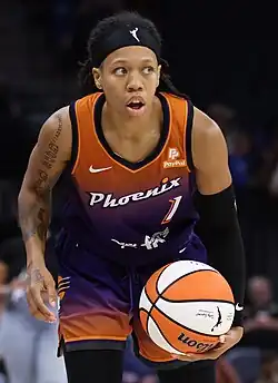 Саттон в игре за «Финикс Меркури» против «Миннесота Линкс» (7 июля 2023 года)