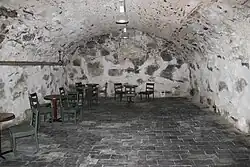 Уцелевший средневековый погреб под главным зданием.