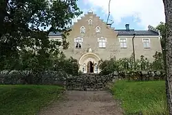 Главное здание со стороны сада.