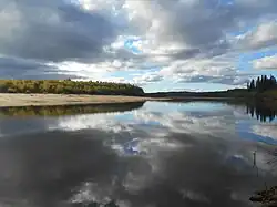 Плёс напротив урочища Гусенцы. Глубина реки здесь достигает нескольких метров