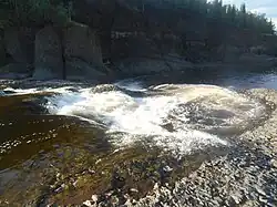 Порог Падун в низкую воду. Справа отчётливо видно, что река вскрыла эффузивные породы