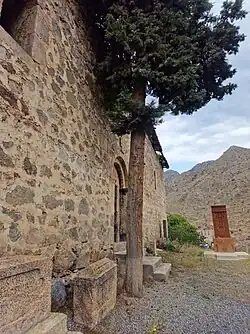 Перед входом в церковь