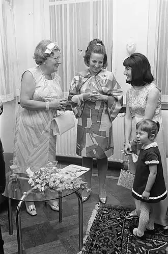 Королева Нидерландов Юлиана и принцесса Маргрит принимают Сусанну Милдонян с дочерью Алисой (1969)