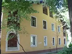 Двухэтажный дом №5/1 построен по проекту Б. Г. Бархина.