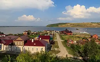 Вид на берег с пристанью