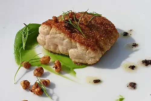 Сладкое мясо в панировке с соусом из брокколи