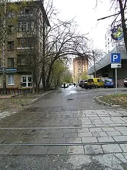 Начало проезда. Высотный дом в глубине снимка — конец проезда