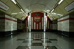 Композиция в торце зала