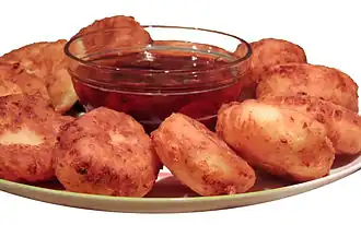 Сырники, сервированные с клубничным вареньем