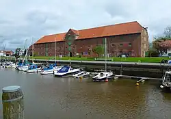 Вид на фасад пакгауза в Тённинге со стороны Ам-Хафен