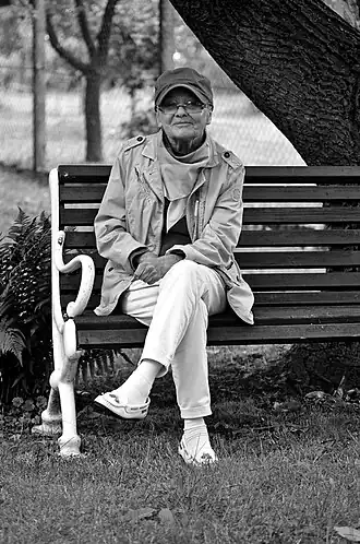 Мари Тёрёчик в спектакле «Целые дни напролёт под деревьями» по пьесе Маргерит Дюрас (2009)