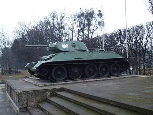 Вид справа. На башне виден польский опознавательный знак