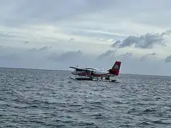 Гидросамолёт авиакомпании TMA, приземляющийся у Хувахендху
