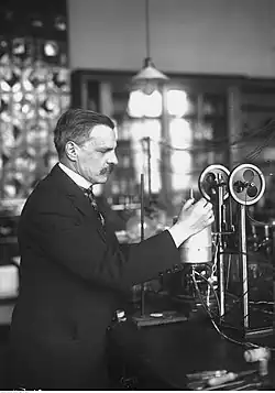 Тадеуш Эстрейхер в лаборатории. 1928 г.