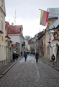 Улица Уус у посольства Литвы. В перспективе улицы — Вируские ворота