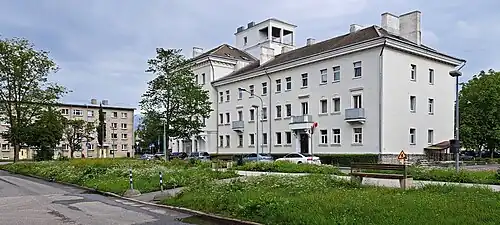 Вид на дома 68 (слева) и 71 с улицы Лыйме