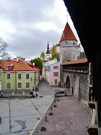 Вид улицы Вяйке-Клоостри от улицы Суур-Клоостри, справа — башня Нунна